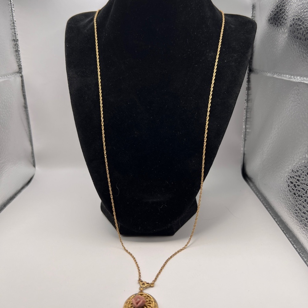 Vintage 1928 Pink Rose Locket on a gold tone chain - Picture 10 of 12